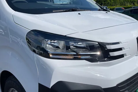 DH74PCV PEUGEOT E-Expert e 1000 75kWh Professional Standard Panel Van Auto MWB 6dr (7.4kW Charger) Thumbnail #9