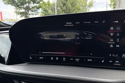  Audi Q5 2.0 TDI S line S Tronic quattro Euro 6 (s/s) 5dr Thumbnail #32