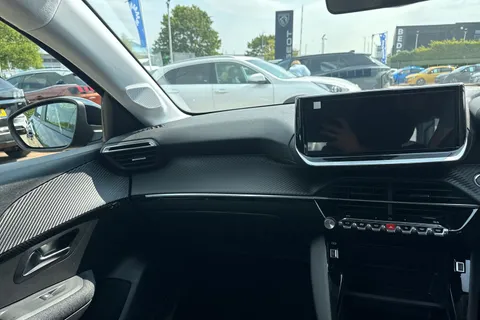 19 of 45 for PEUGEOT 208 1.2 PureTech Style Euro 6 (s/s) 5dr