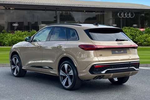  Audi Q5 2.0 TDI Edition 1 S Tronic quattro Euro 6 (s/s) 5dr Thumbnail #3