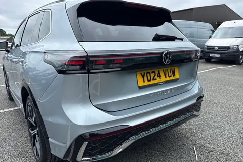 YO24VUW Volkswagen Tiguan 1.5 eTSI (150ps) R-Line DSG ⭐Space and weight saving spare wheel⭐ Thumbnail #17