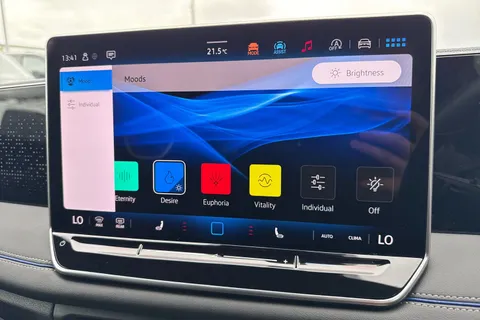 YO24VUW Volkswagen Tiguan 1.5 eTSI (150ps) R-Line DSG ⭐Space and weight saving spare wheel⭐ Thumbnail #58