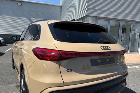  Audi Q5 2.0 TDI Edition 1 S Tronic quattro Euro 6 (s/s) 5dr Thumbnail #8