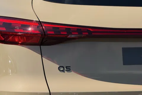  Audi Q5 2.0 TDI Edition 1 S Tronic quattro Euro 6 (s/s) 5dr Thumbnail #52