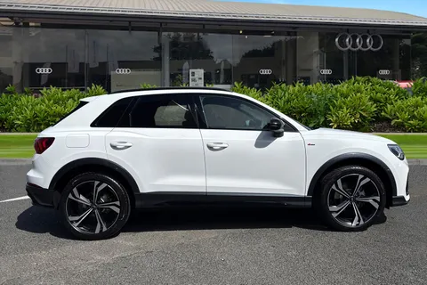 Audi Q3 1.5 TFSI CoD 35 Black Edition S Tronic Euro 6 (s/s) 5dr Thumbnail #4