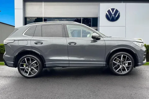 MW25VLA Volkswagen Tiguan 1.5 TSI 272 eHybrid R-Line 5dr DSG **INFO PACK, PAN ROOF, DRIVER PACK** Thumbnail #4