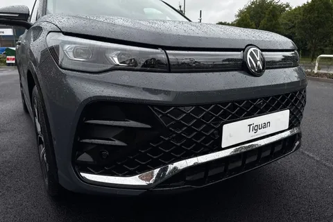 MW25VLA Volkswagen Tiguan 1.5 TSI 272 eHybrid R-Line 5dr DSG **INFO PACK, PAN ROOF, DRIVER PACK** Thumbnail #9