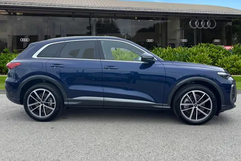  Audi Q5 2.0 TDI Launch Edition S Tronic quattro Euro 6 (s/s) 5dr Thumbnail #4