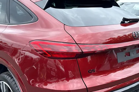  Audi Q5 2.0 TDI Edition 1 Sportback S Tronic quattro Euro 6 (s/s) 5dr Thumbnail #16