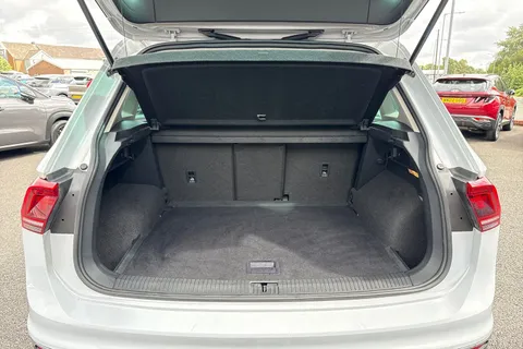 MC68AXX Volkswagen Tiguan 2.0 TDI SEL DSG 4Motion Euro 6 (s/s) 5dr Thumbnail #10