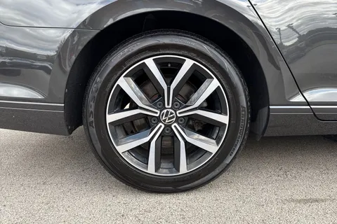 KM21TKK Volkswagen Passat 2.0 TDI EVO SEL Euro 6 (s/s) 4dr Thumbnail #10