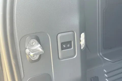  Land Rover Defender 110 3.0 D350 MHEV X-Dynamic HSE SUV 5dr Diesel Auto 4WD Euro 6 (s/s) (350 ps) Thumbnail #35