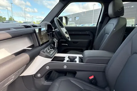 Land Rover Defender 110 3.0 D250 MHEV X-Dynamic SE Auto 4WD Euro 6 (s/s) 5dr Thumbnail #4