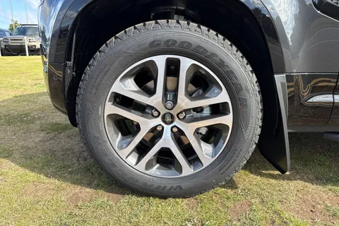 Land Rover Defender 110 3.0 D250 MHEV X-Dynamic SE Auto 4WD Euro 6 (s/s) 5dr Thumbnail #9