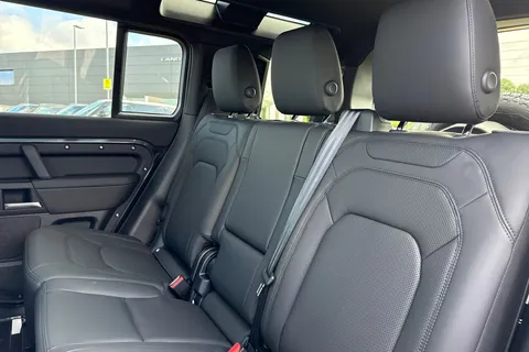 Land Rover Defender 110 3.0 D250 MHEV X-Dynamic SE Auto 4WD Euro 6 (s/s) 5dr Thumbnail #14