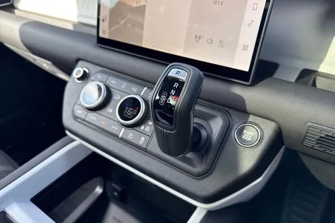 Land Rover Defender 110 3.0 D250 MHEV X-Dynamic SE Auto 4WD Euro 6 (s/s) 5dr Thumbnail #17