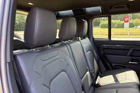 Land Rover Defender 110 3.0 D250 MHEV X-Dynamic SE Auto 4WD Euro 6 (s/s) 5dr Thumbnail #13
