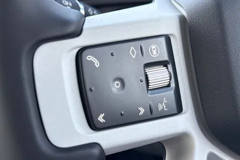 Land Rover Defender 110 3.0 D250 MHEV X-Dynamic SE Auto 4WD Euro 6 (s/s) 5dr Thumbnail #18