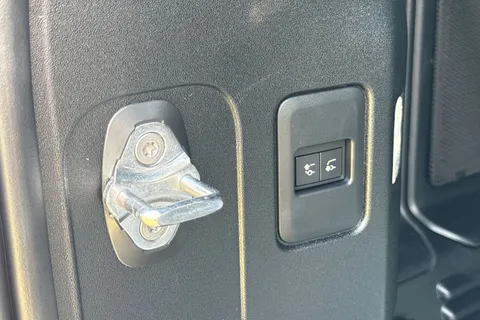 Land Rover Defender 110 3.0 D250 MHEV X-Dynamic SE Auto 4WD Euro 6 (s/s) 5dr Thumbnail #33