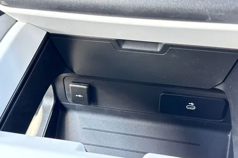 Land Rover Defender 110 3.0 D250 MHEV X-Dynamic SE Auto 4WD Euro 6 (s/s) 5dr Thumbnail #36