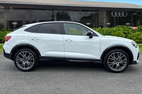 Audi Q3 1.5 TFSI CoD 35 Black Edition Sportback Euro 6 (s/s) 5dr Thumbnail #4