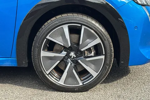 FE71NLR PEUGEOT e-208 50kWh GT Premium Auto 5dr Thumbnail #10