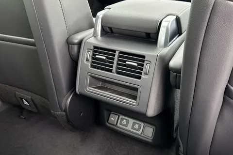 28 of 40 for LAND ROVER DISCOVERY 3.0 D350 Dynamic SE 5dr Auto