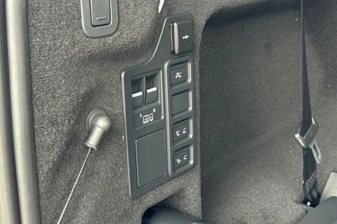 32 of 40 for LAND ROVER DISCOVERY 3.0 D350 Dynamic SE 5dr Auto