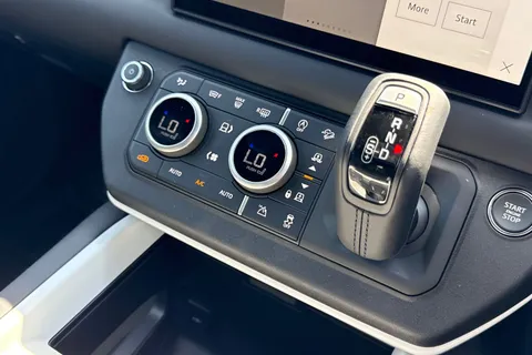  Land Rover Defender 110 3.0 D250 MHEV X-Dynamic HSE Auto 4WD Euro 6 (s/s) 5dr Thumbnail #17