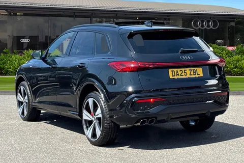 DA25ZBL Audi Q5 2.0 TDI Edition 1 S Tronic quattro Euro 6 (s/s) 5dr Thumbnail #3