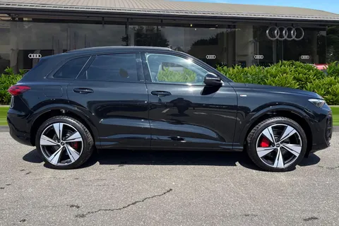 DA25ZBL Audi Q5 2.0 TDI Edition 1 S Tronic quattro Euro 6 (s/s) 5dr Thumbnail #4