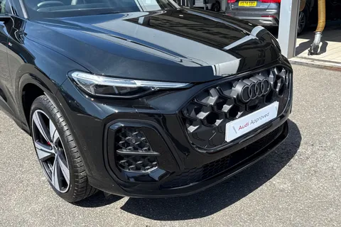 DA25ZBL Audi Q5 2.0 TDI Edition 1 S Tronic quattro Euro 6 (s/s) 5dr Thumbnail #9