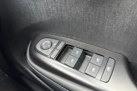 DS25UAK BYD Dolphin 44.9kWh Boost Auto 5dr Thumbnail #33