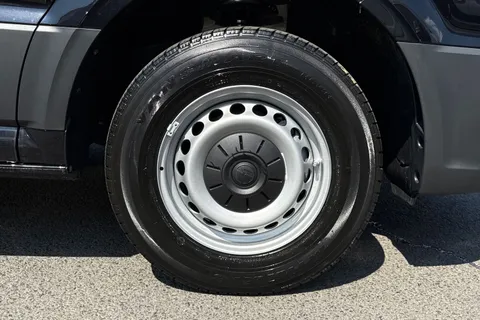 BT25UEW Volkswagen Crafter 2.0TDI 140PS CR35 MWB Commerce+ Huge Spec-Delivery Miles Thumbnail #10