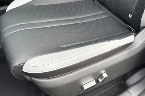 DG25RNY BYD Dolphin Surf 43.2kWh Boost Auto 5dr Thumbnail #37