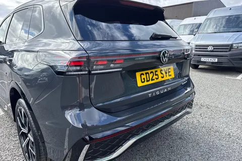 GD25SYE Volkswagen Tiguan 1.5 TSI eHybrid R-Line 5dr DSG ⭐VAT Qualifying⭐ Thumbnail #8