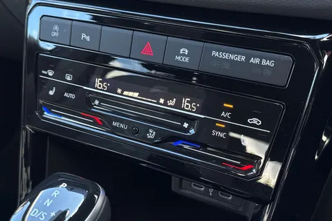 DE74UYW Volkswagen T-Cross 1.0 TSI 115 R-Line 5dr DSG Thumbnail #23