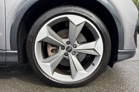 LO24XTD Audi Q4 e-tron 210kW 45 82kWh Black Edition 5dr Auto Thumbnail #10