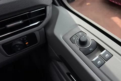 BA25LKM Volkswagen Transporter 2.0 TDI 150 Commerce Pro Van Automatic Thumbnail #21