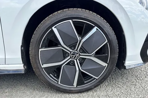 CY25BTU Volkswagen Golf 2.0 TDI 150 R-Line 5dr DSG ⭐Leather, Sunroof, Leeds Alloys, Black package⭐ Thumbnail #10