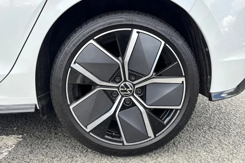 CY25BTU Volkswagen Golf 2.0 TDI 150 R-Line 5dr DSG ⭐Leather, Sunroof, Leeds Alloys, Black package⭐ Thumbnail #11