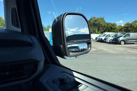 DG75CWC Volkswagen Transporter T32 Kombi Commerce Pro SWB 218 PS 65KWh Electric - Delivery Miles Thumbnail #21