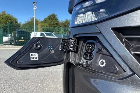 DG75CWC Volkswagen Transporter T32 Kombi Commerce Pro SWB 218 PS 65KWh Electric - Delivery Miles Thumbnail #25