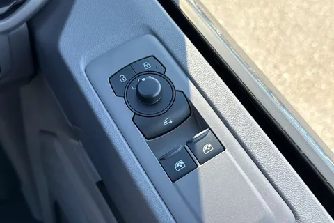 DG75CWC Volkswagen Transporter T32 Kombi Commerce Pro SWB 218 PS 65KWh Electric - Delivery Miles Thumbnail #34