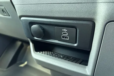 DG75CWC Volkswagen Transporter T32 Kombi Commerce Pro SWB 218 PS 65KWh Electric - Delivery Miles Thumbnail #42