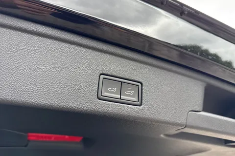  Volkswagen Touareg 3.0 TDI V6 Black Edition Tiptronic 4Motion Euro 6 (s/s) 5dr Thumbnail #30