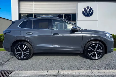 KR74ASV Volkswagen Tiguan 2.0 TDI Elegance 5dr DSG ⭐Infotainment Pack Plus, Panoramic Sunroof⭐ Thumbnail #4