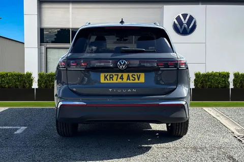 KR74ASV Volkswagen Tiguan 2.0 TDI Elegance 5dr DSG ⭐Infotainment Pack Plus, Panoramic Sunroof⭐ Thumbnail #5