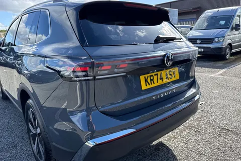 KR74ASV Volkswagen Tiguan 2.0 TDI Elegance 5dr DSG ⭐Infotainment Pack Plus, Panoramic Sunroof⭐ Thumbnail #8