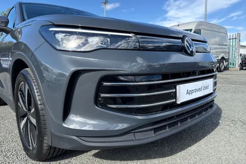 KR74ASV Volkswagen Tiguan 2.0 TDI Elegance 5dr DSG ⭐Infotainment Pack Plus, Panoramic Sunroof⭐ Thumbnail #9